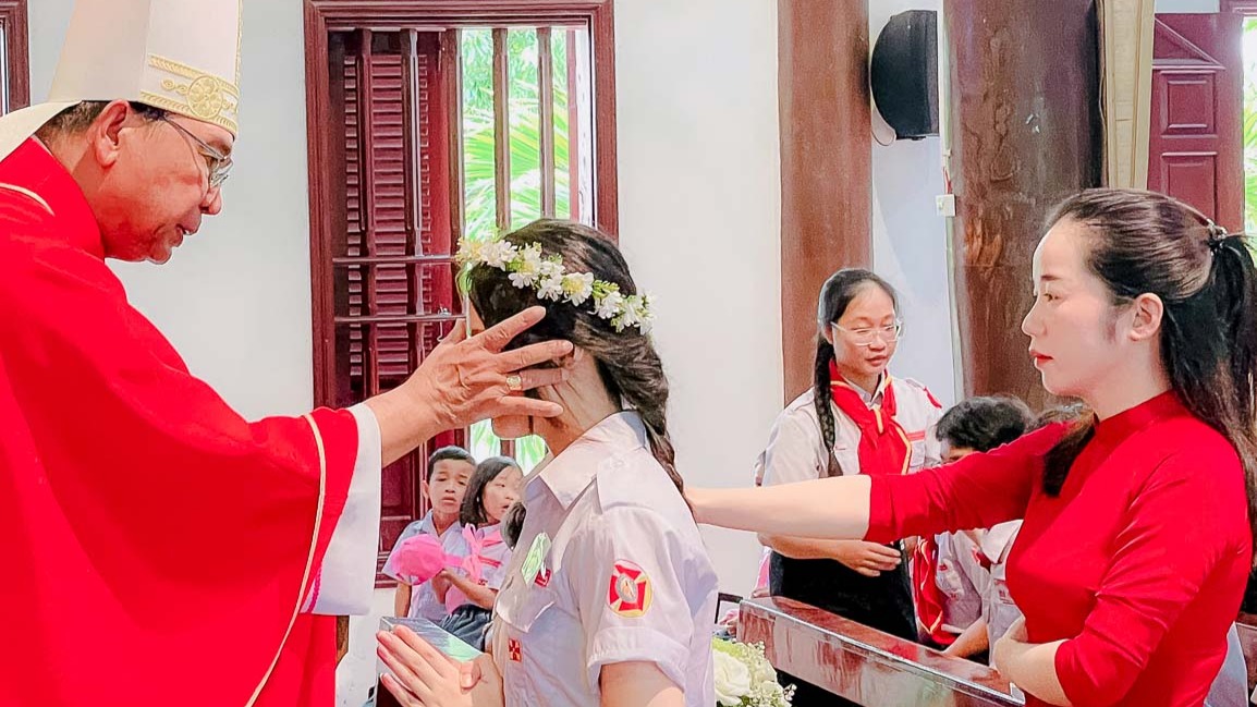 Giáo xứ An Quý – Thanh Giáo: 65 em lãnh nhận Bí tích Thêm Sức